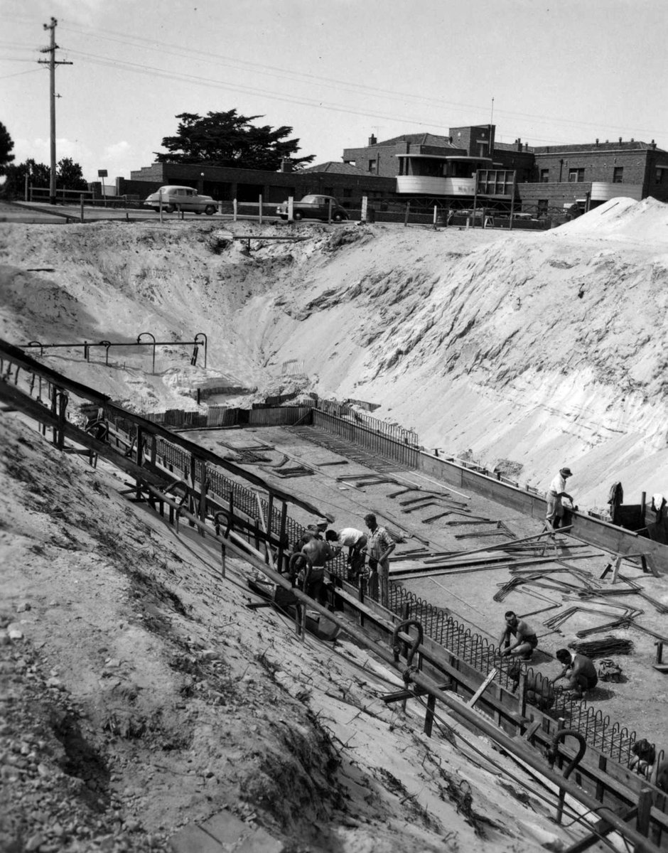 Raising the bank on the Patterson River at the Carrum outfall (1960)