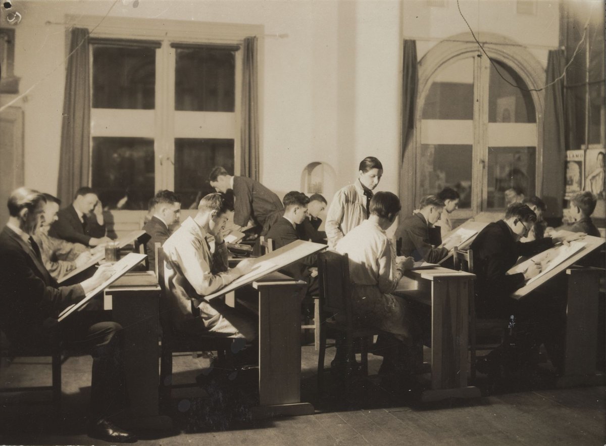 [Drawing classes at the Fox Art Academy, Cromwell Buildings, 260 Bourke Street, Melbourne], Melbourne City (1935–40)