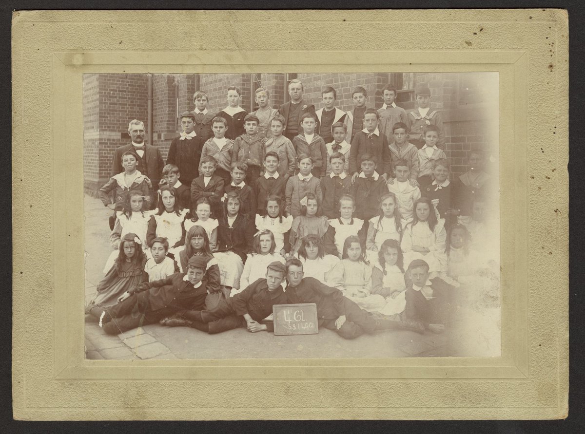 Group of children at Fitzroy North primary school, gathered for a school photograph (1910–13)