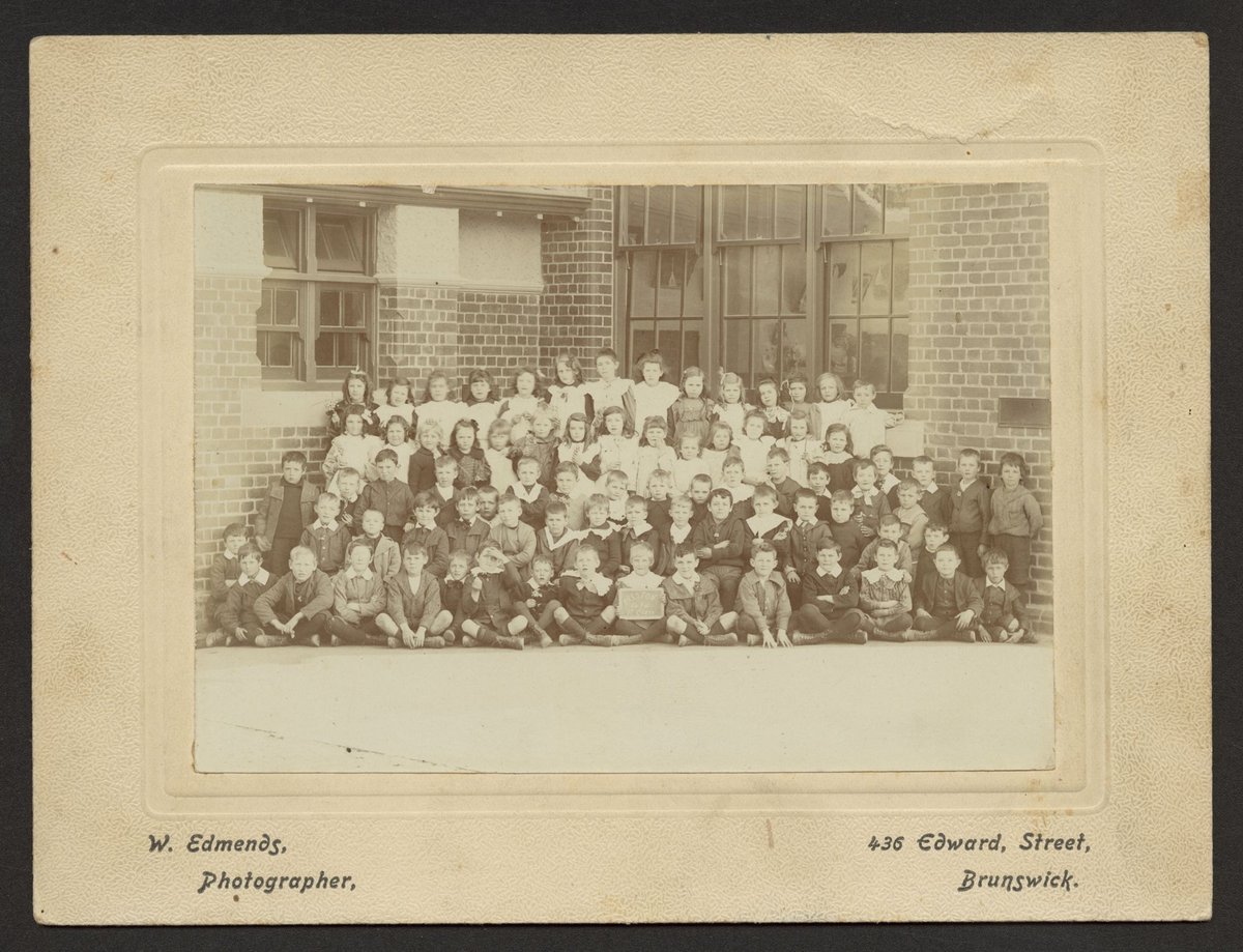 Group of children at Preston Primary School, gathered for a school photograph (1905–09)