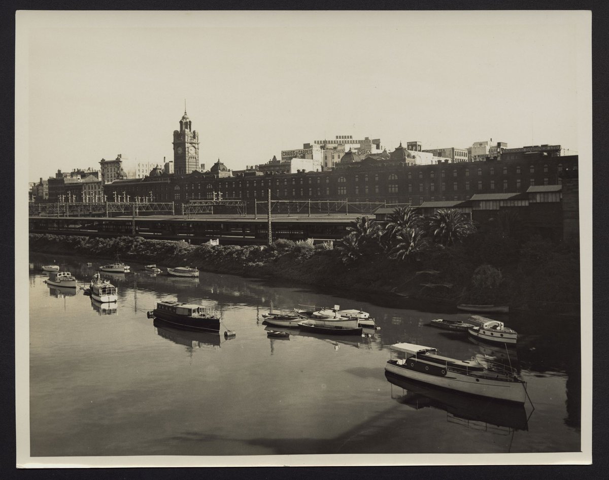 Flinders Street Railway Station, Melbourne, from the River Yarra, Melbourne City (1920–30)