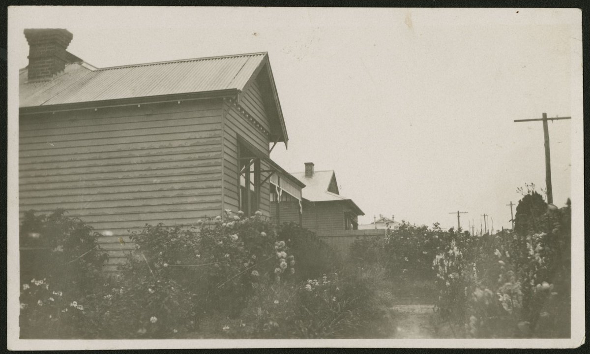 Suburban garden in Blackburn (1928)
