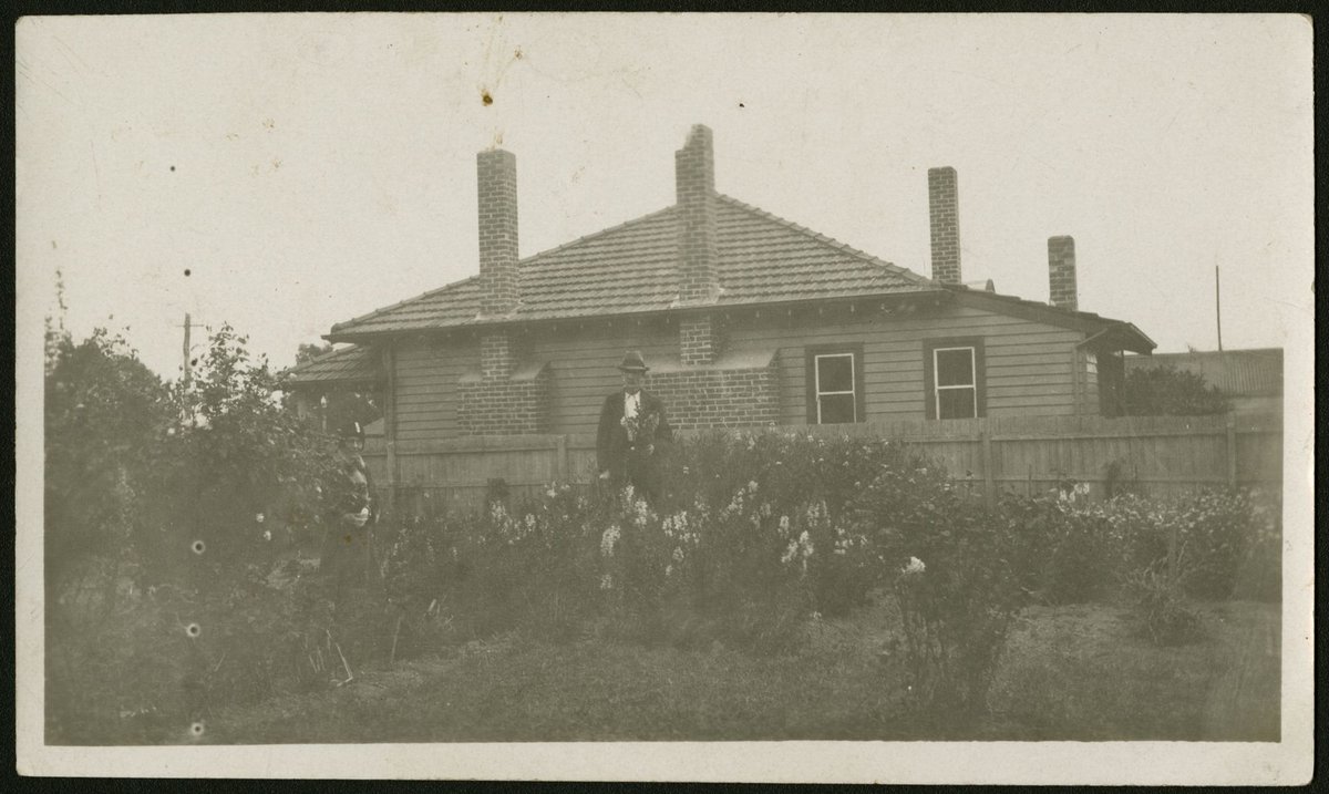 Suburban garden in Blackburn (1928)