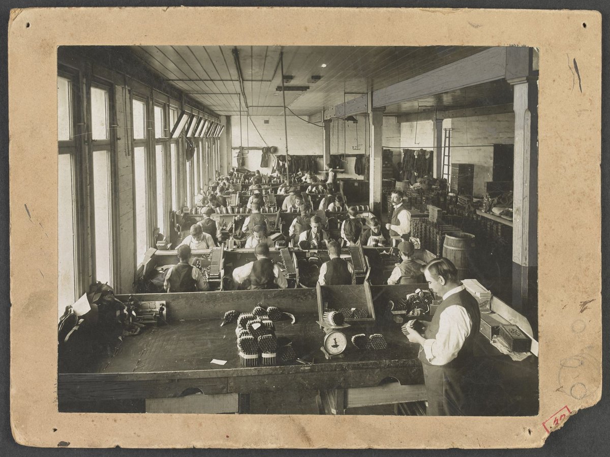 Apprentice Room, hand rolling cigars, States Tobacco Company, A'Beckett Street, Melbourne, Melbourne City (1910)