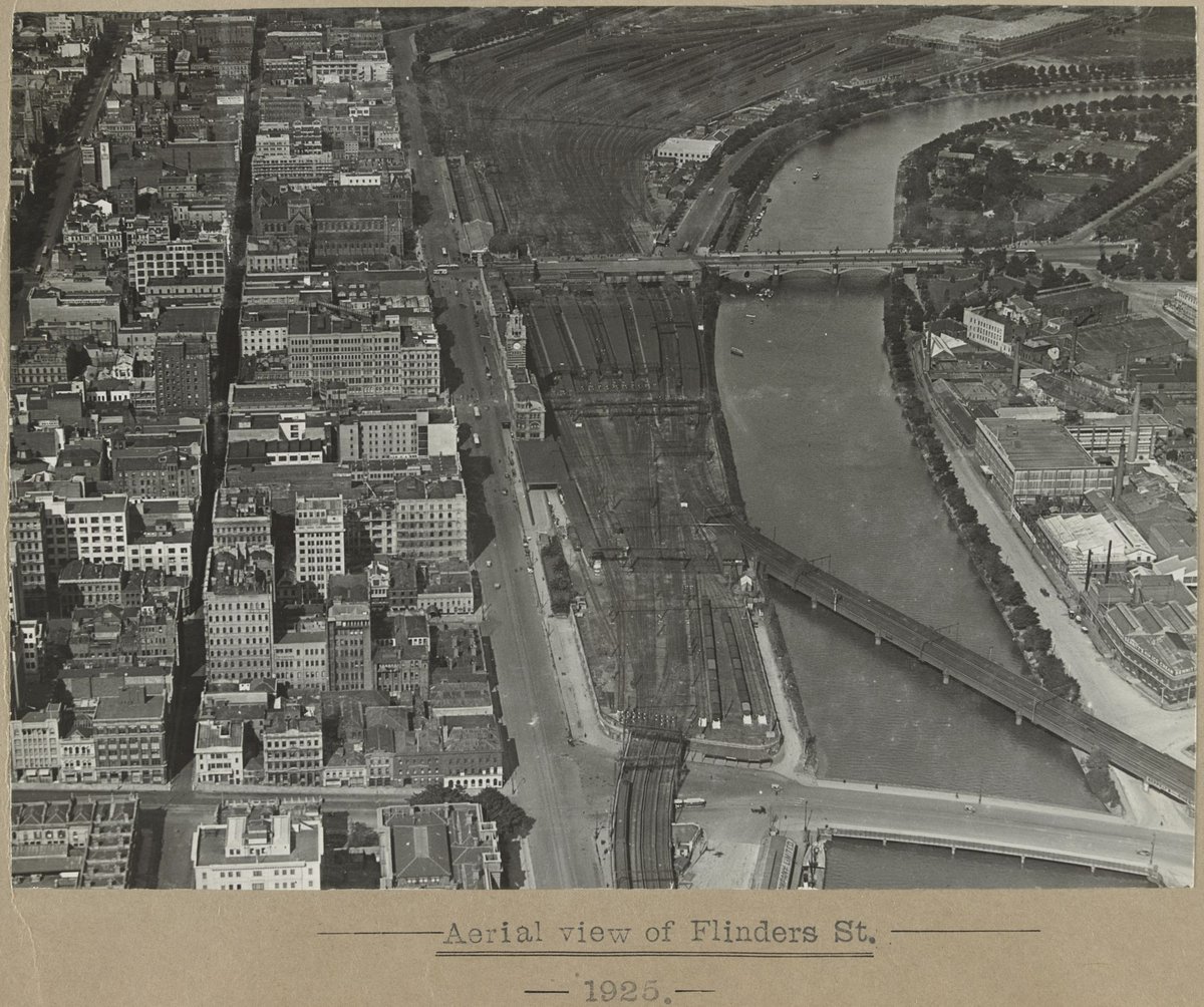 Aerial view of Flinders St, Melbourne City (1925)