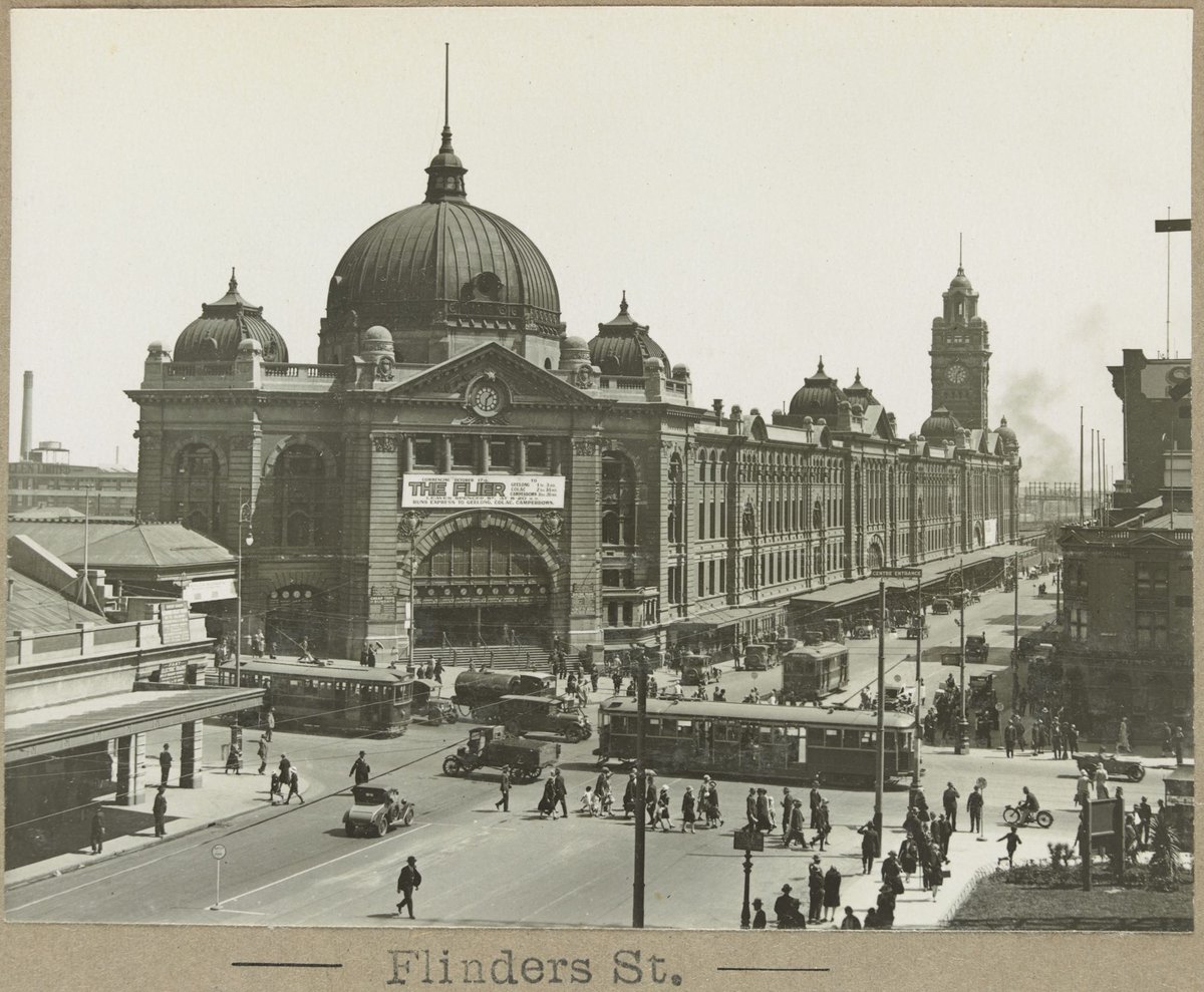 Flinders St. [Main entrance seen from opposite corner.], Melbourne City (1905–28)