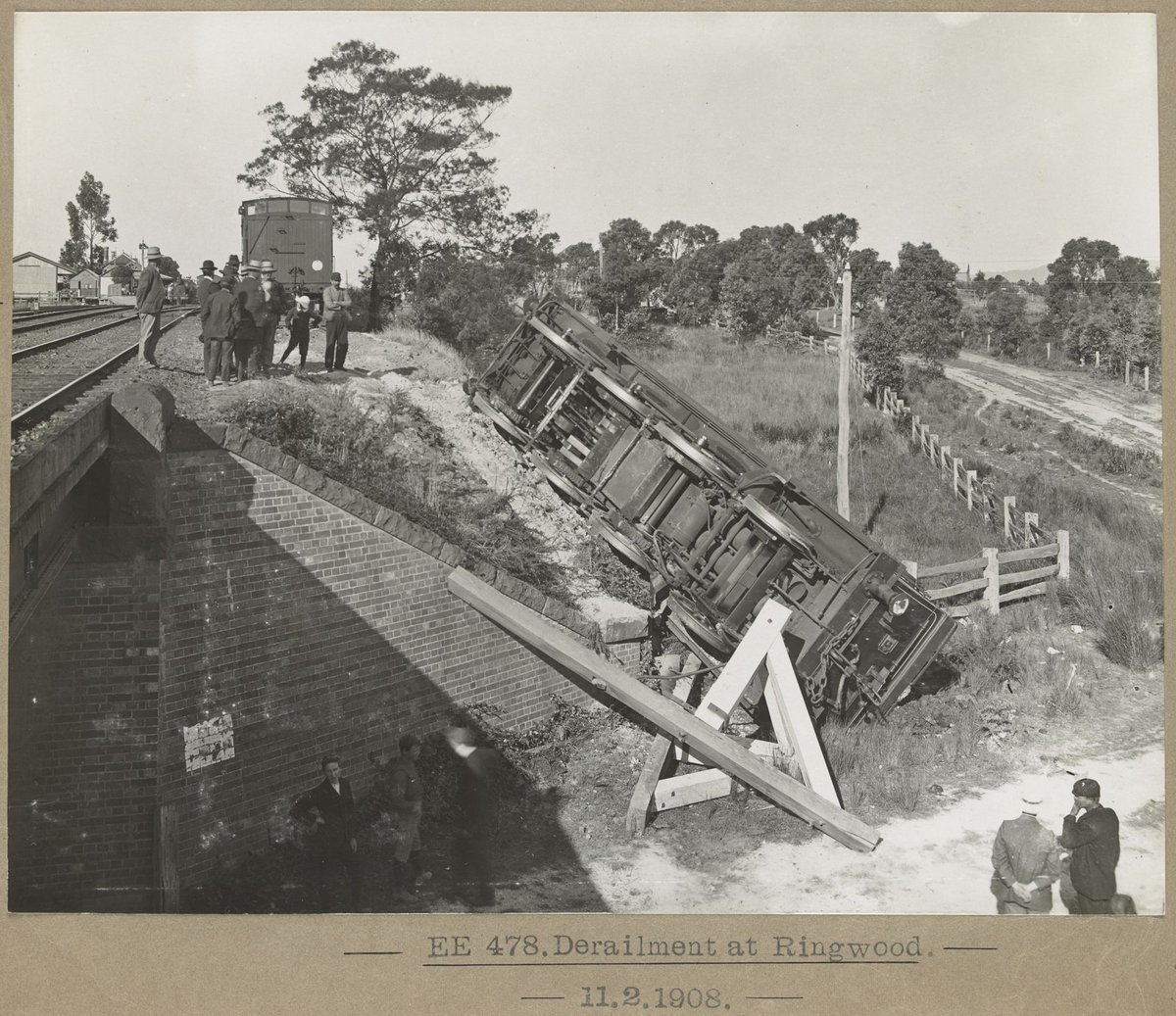 Derailment at Ringwood. EE 478. [Off the rails] R.443. [Guard's van on the rails.] (1908)
