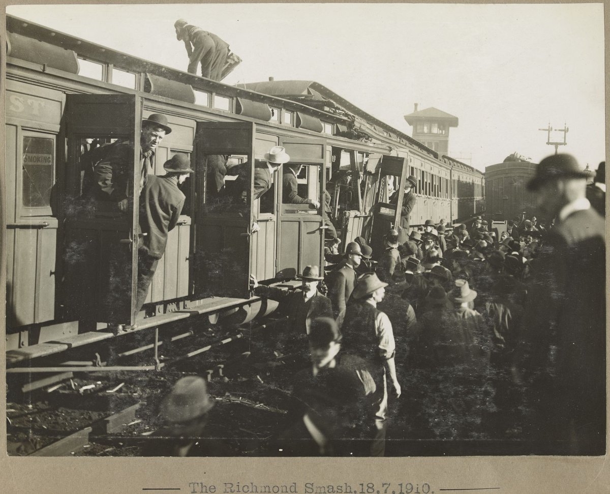 The Richmond Smash. [Crowds inspecting the damage.] (1910)