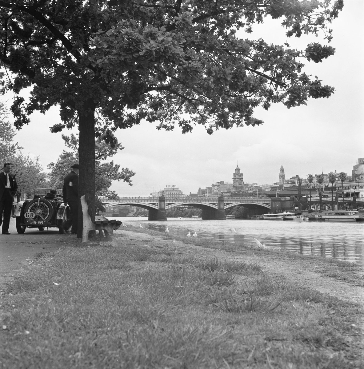 Collection of negatives showing Melbourne streets and surrounds, Melbourne City (1940–50)