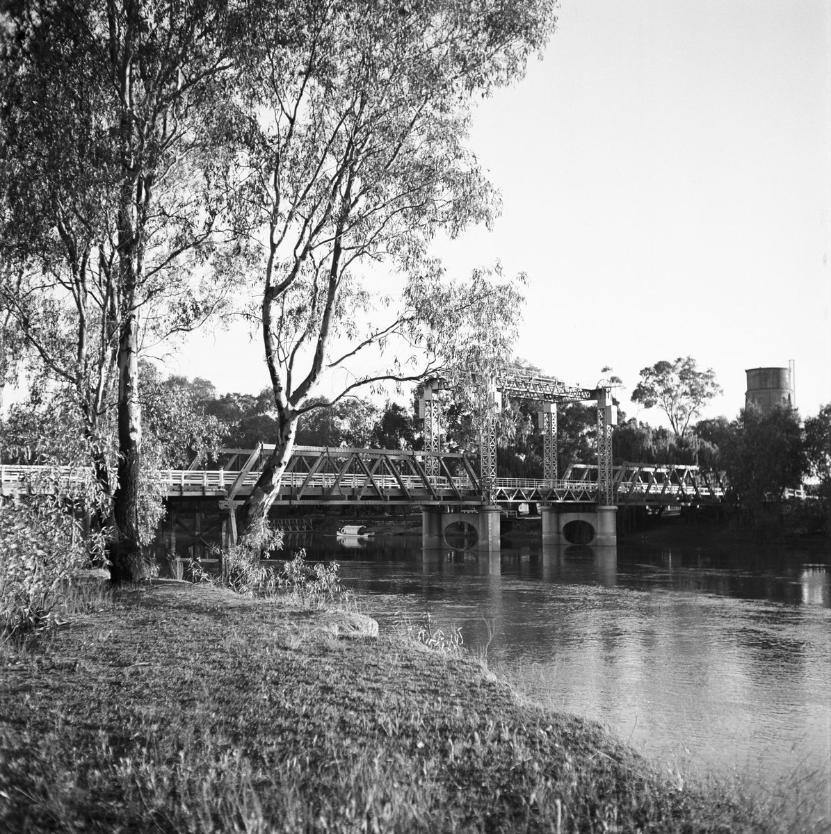 Collection of negatives showing Melbourne streets and surrounds, Melbourne City (1940–50)