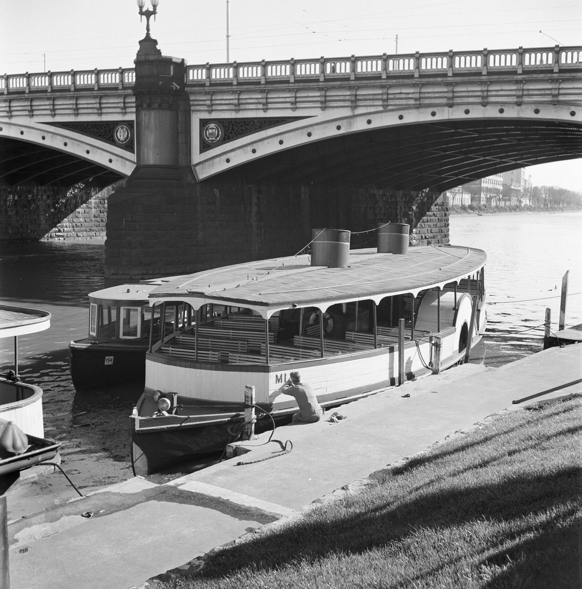 Collection of negatives showing Melbourne streets and surrounds, Melbourne City (1940–50)