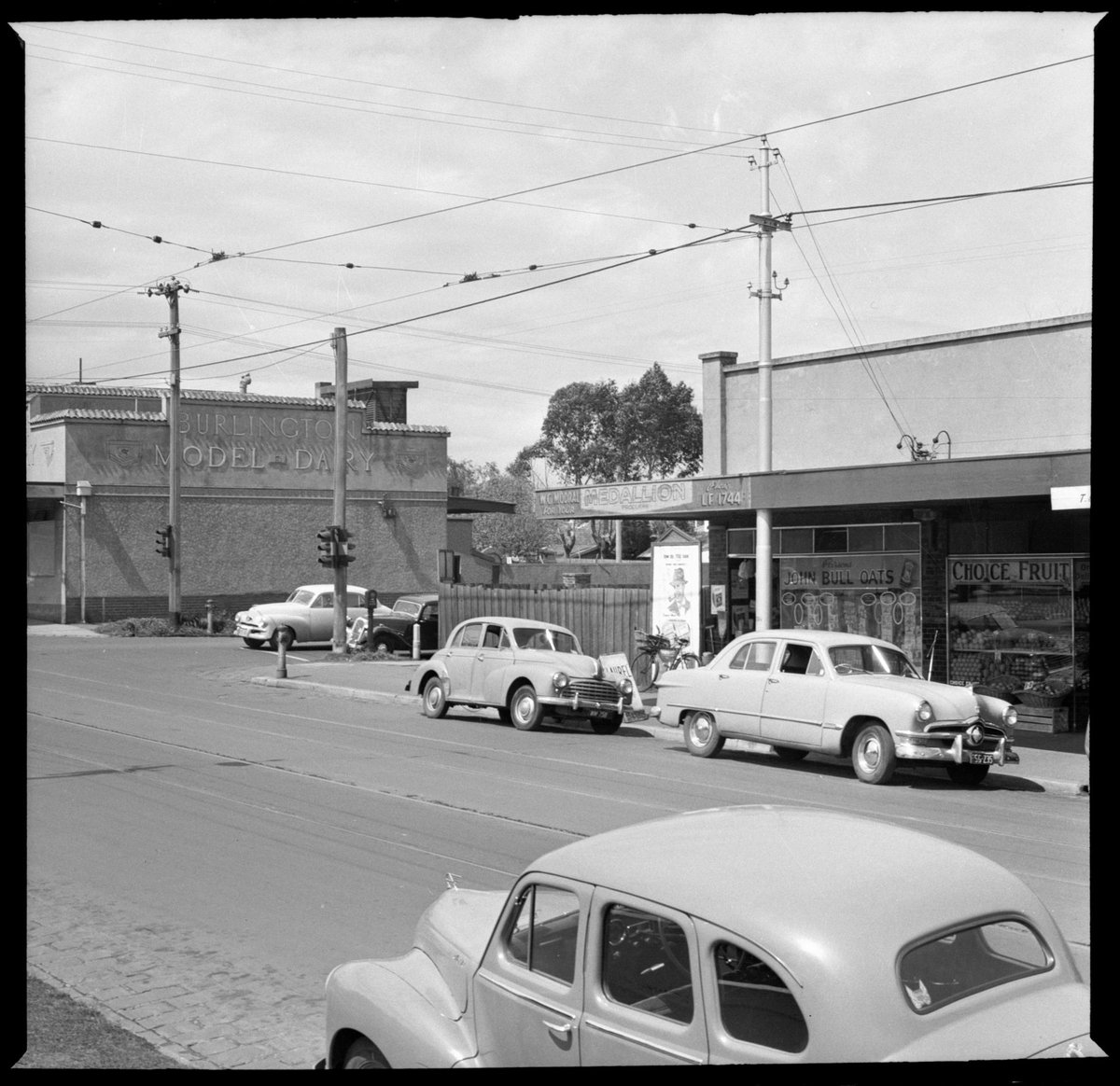 View looking east along Glen Huntly towards Bambra Road, South Caulfield (1945–50)