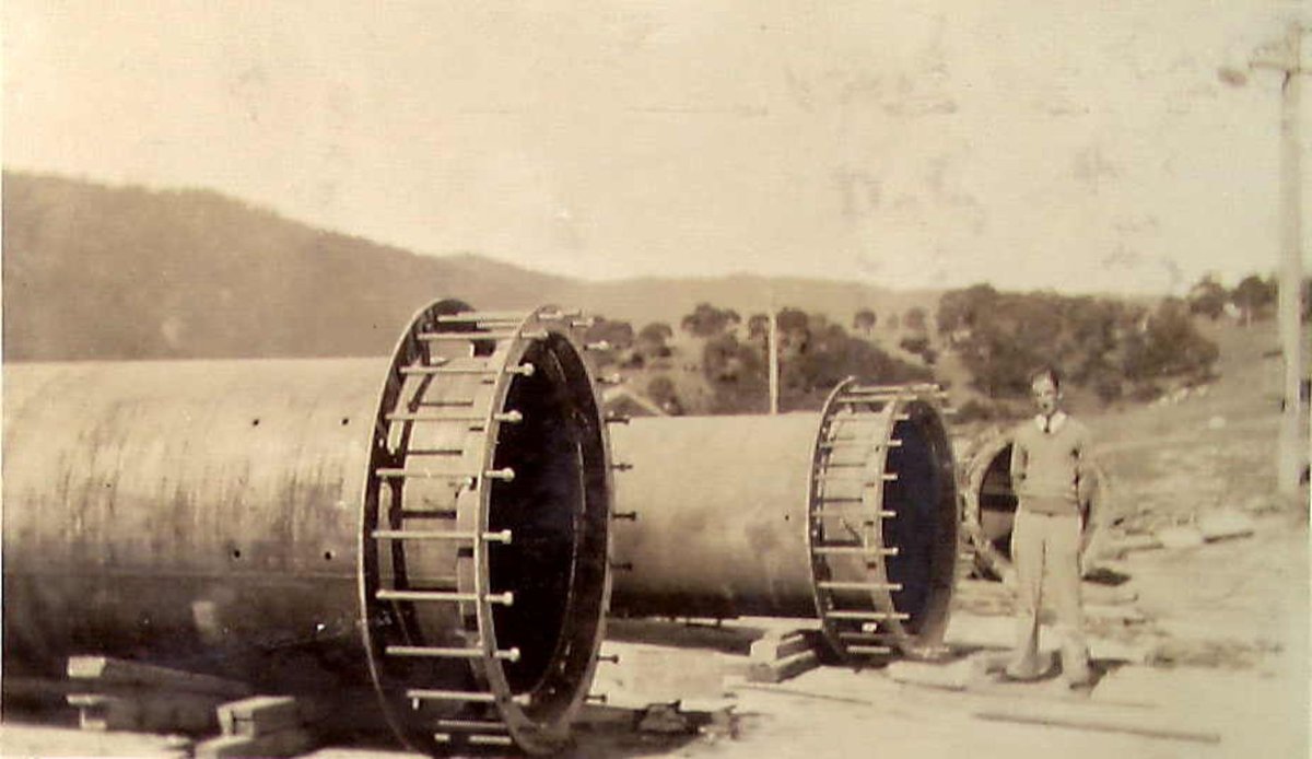 Repairs to Eildon Reservoir at time of flooding (c. 1935)