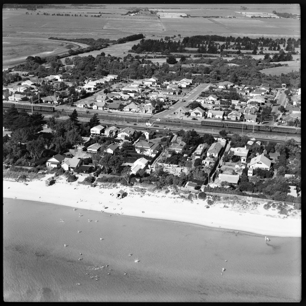 Aerial views of Aspendale looking east and north east (1950)