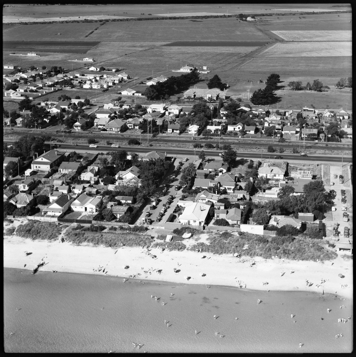 Aerial views of Aspendale looking east and north east (1950)