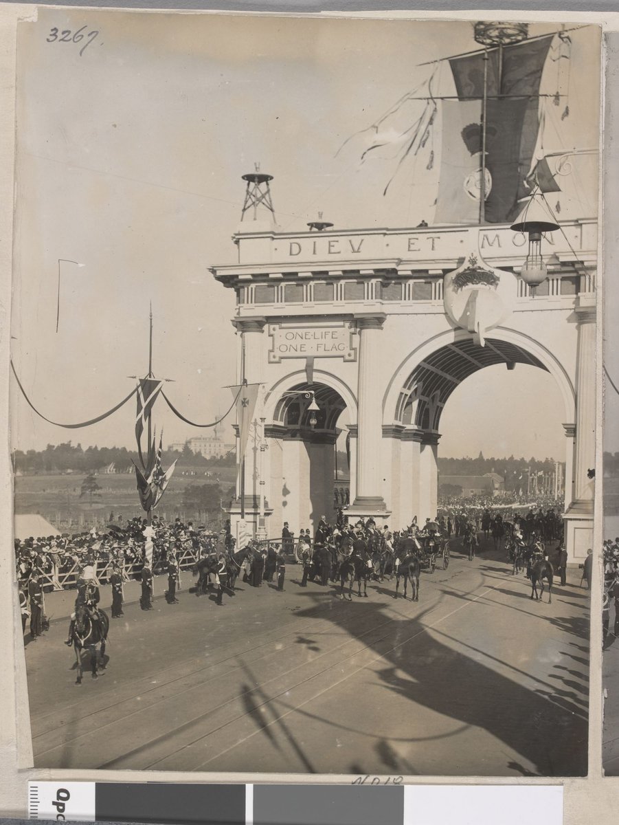 Carriages passing Railway Grandstand, Princes Bridge, Melbourne City (1901)