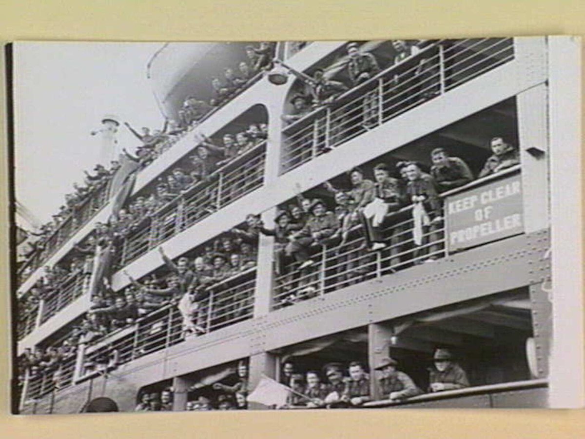 Victorian Soldiers wave good-bye as the big liner transporting them to the Middle East pulls out from Port Melbourne (1939–45)