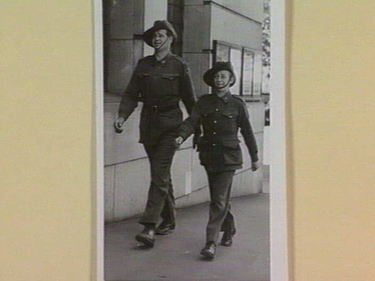 Private E. McCormack, 6ft 6.5 ins met his cobber Gunner J. Smith - 5 ft 3 ins in Flinders Street, Melbourne, Melbourne City (1939–45)