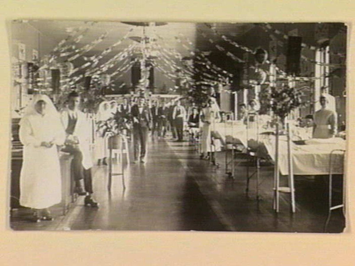 Ward at the Austin Hospital Heidelberg, decorated with streamers and Japanese lanterns (c. 1910)
