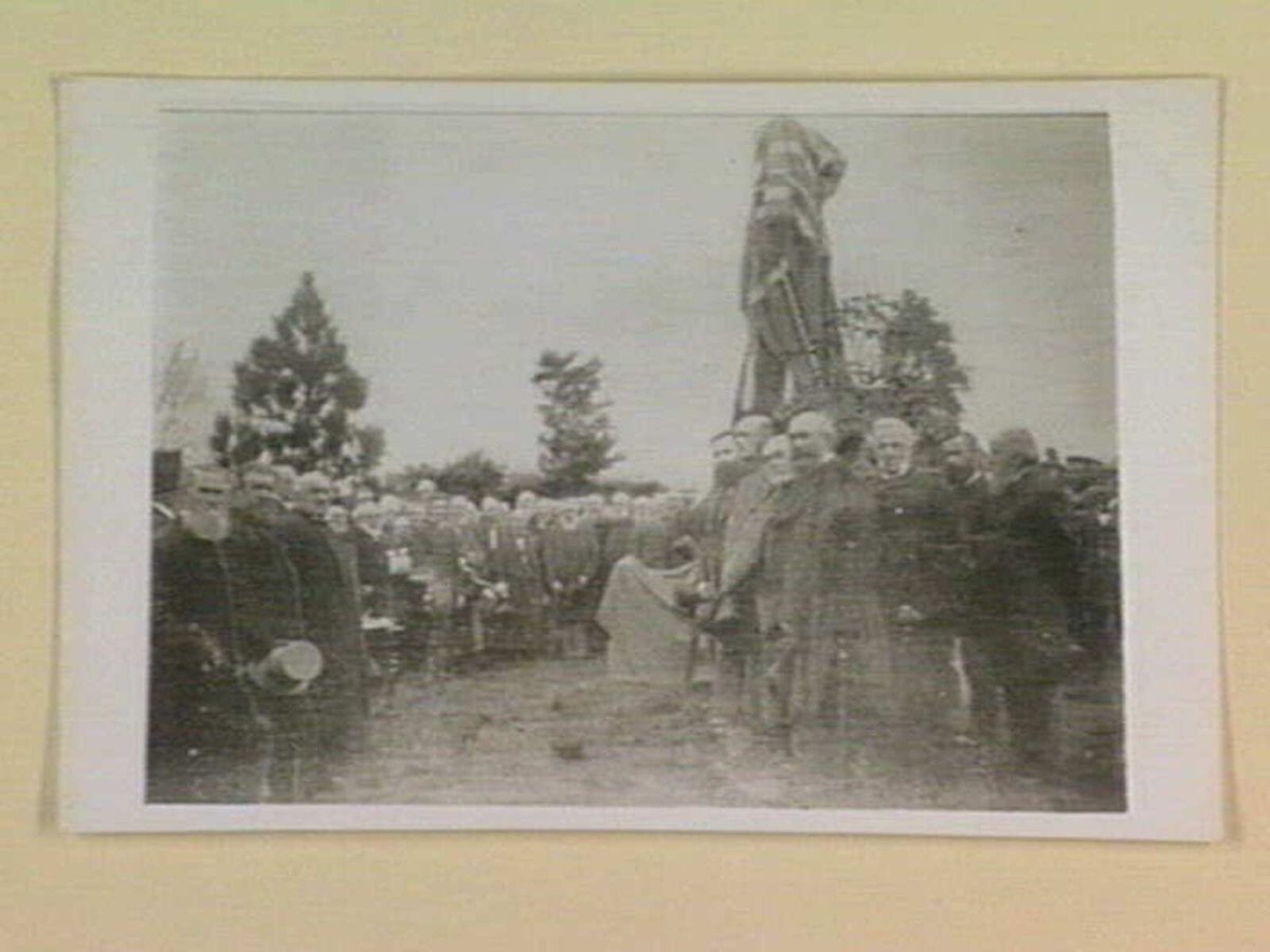 A group of Old Colonists taken at the unveiling of a memorial to John Batman in the Old Melbourne Cemetery (c. 1882)