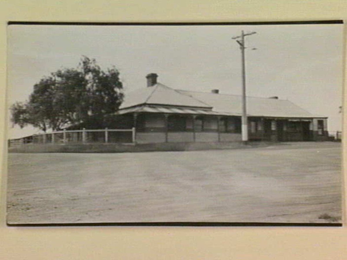 The Yarra Flats Hotel near Melbourne, Vic. an old landmark built about 1873, Yarra River (1914–41)