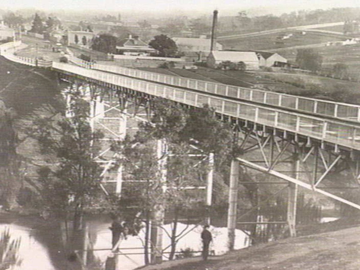 [Victoria Street Bridge over the Yarra River, Richmond] (1890–1910)