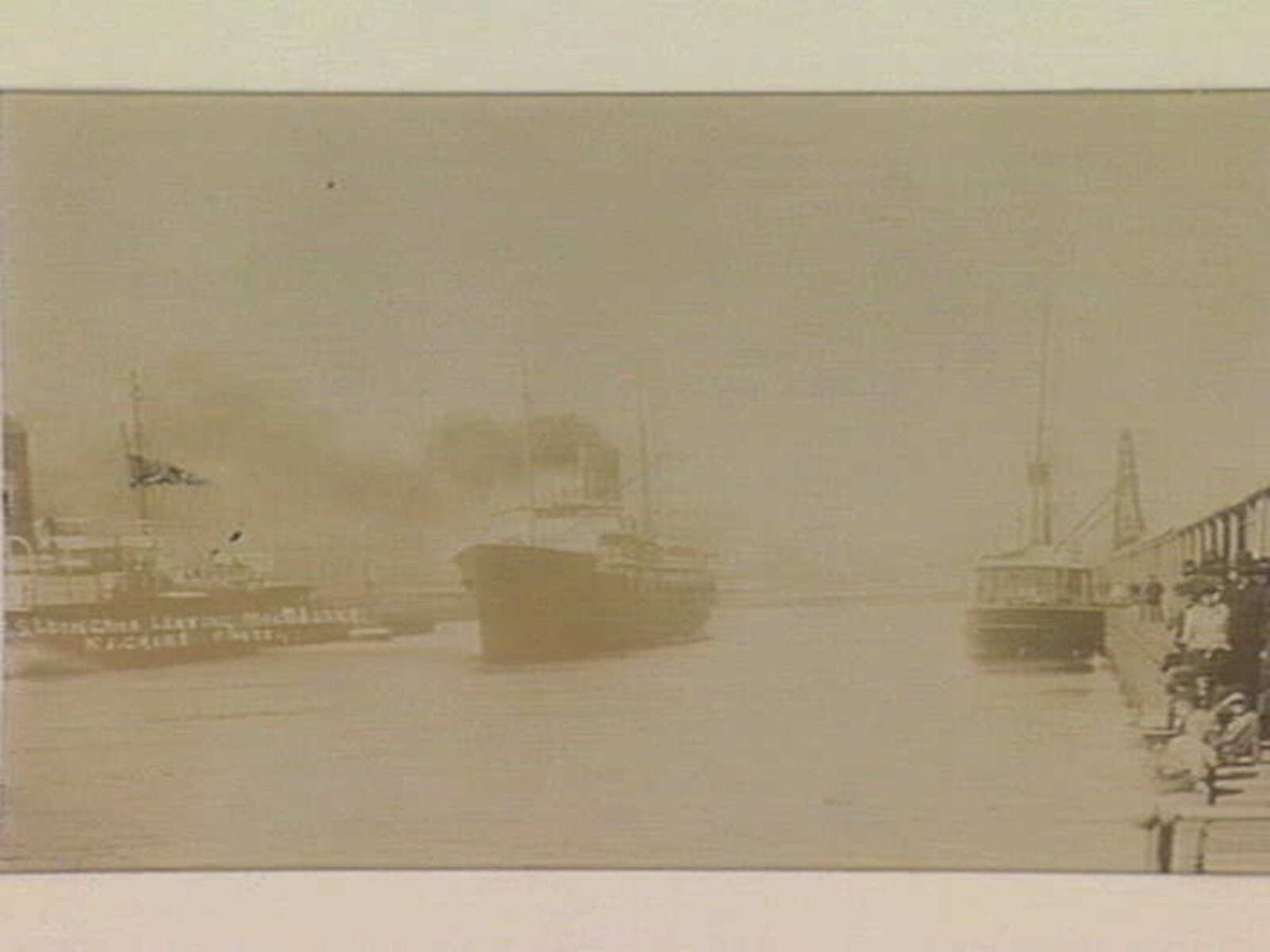 S.S Loongana leaving Melbourne (1905–14)