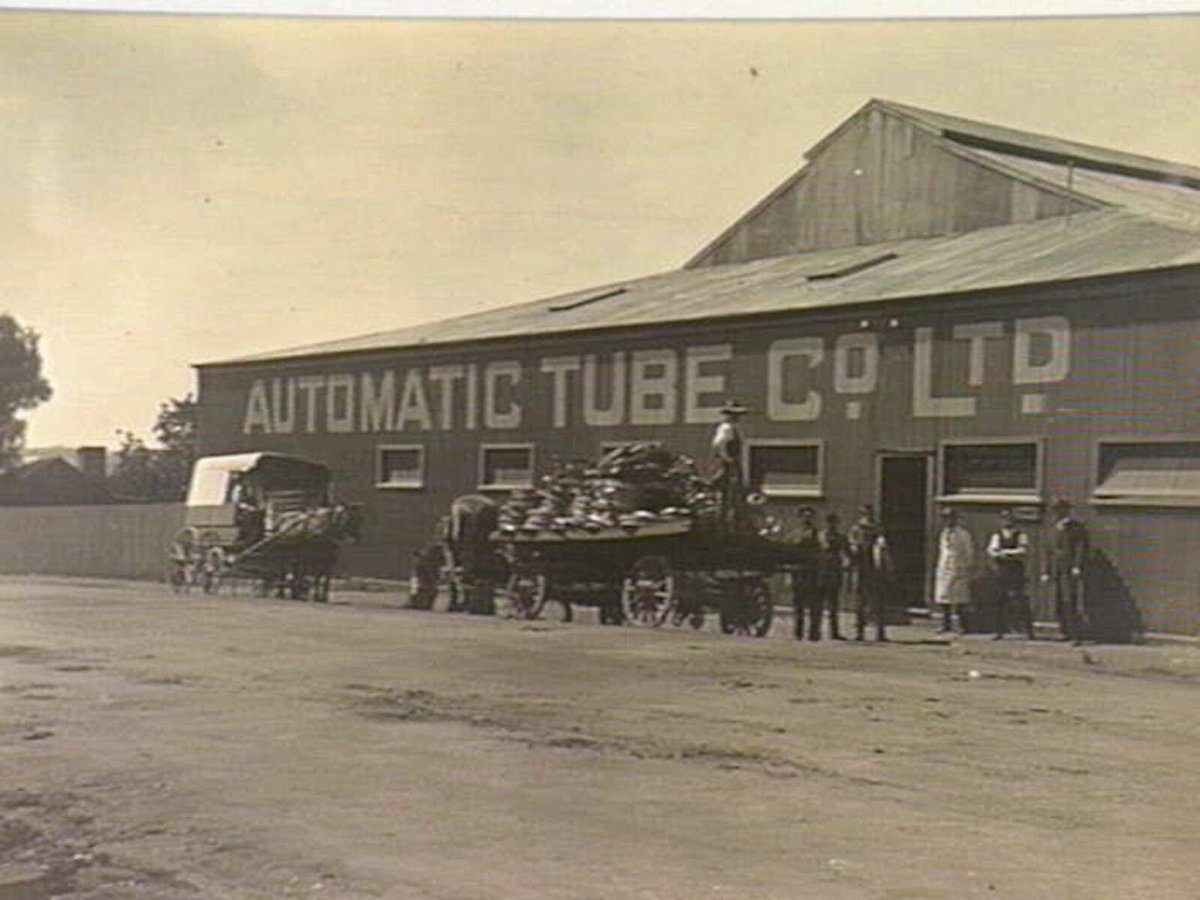 Workers outside the Automatic Tube Co., West Melbourne (1900–10)