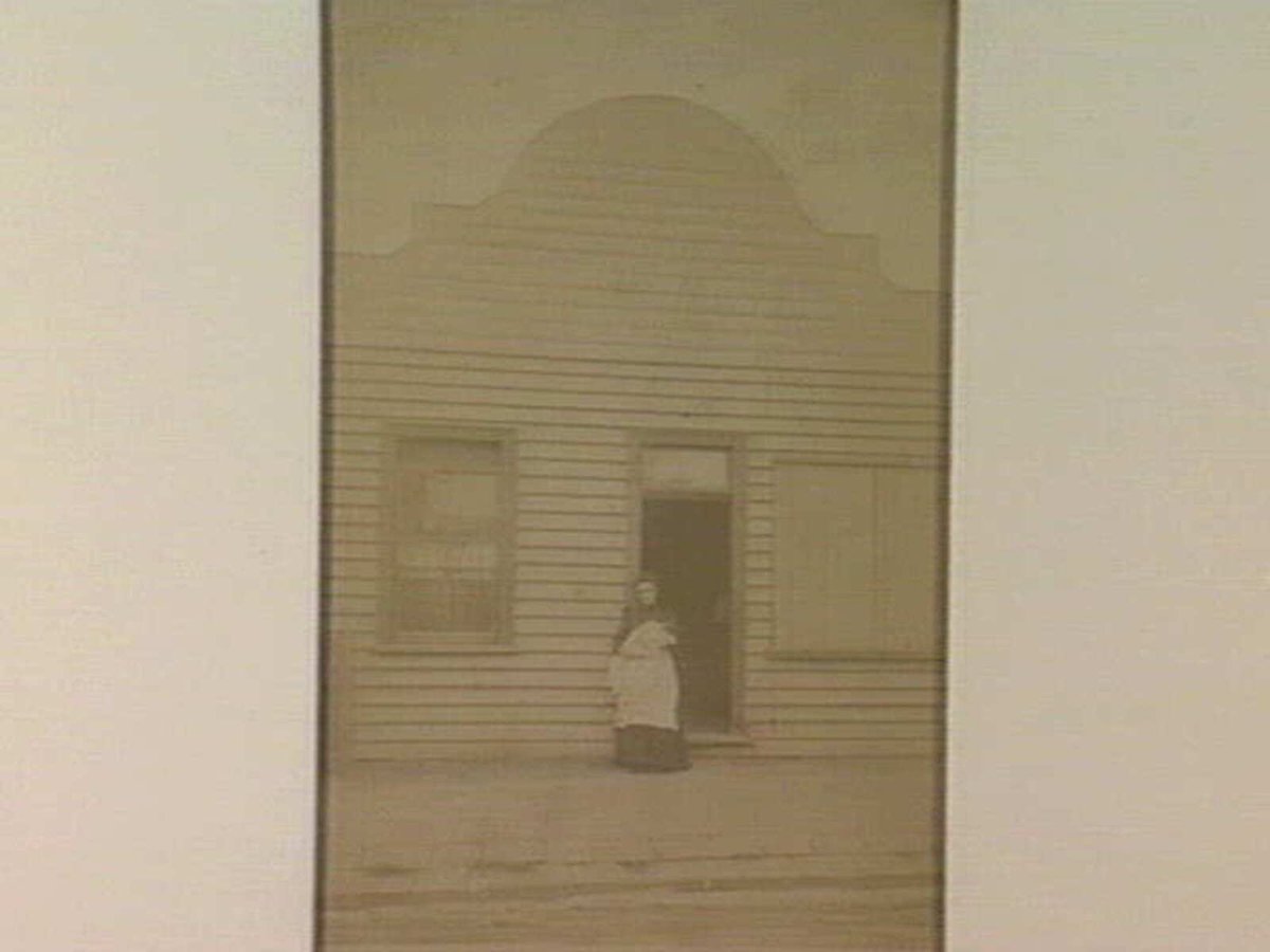 [Mother and child outside their home, Williamstown.] (1865–95)