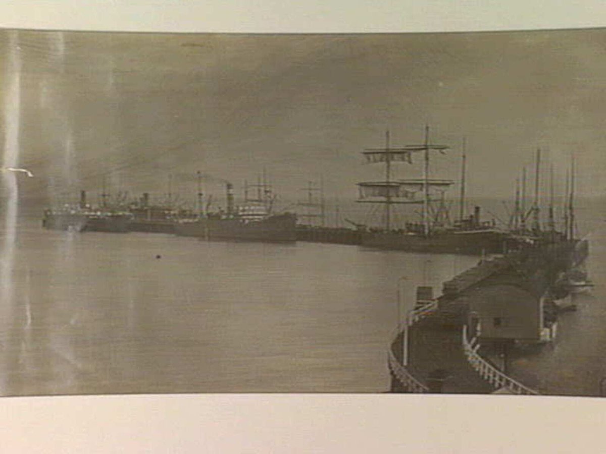 Sailing ships and steam ships at Williamstown pier, Port Melbourne (1880–1900)