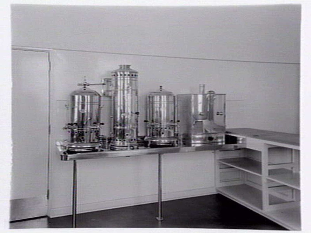 Colonial Gas Association gas urns at Footscray Town Hall (1936)