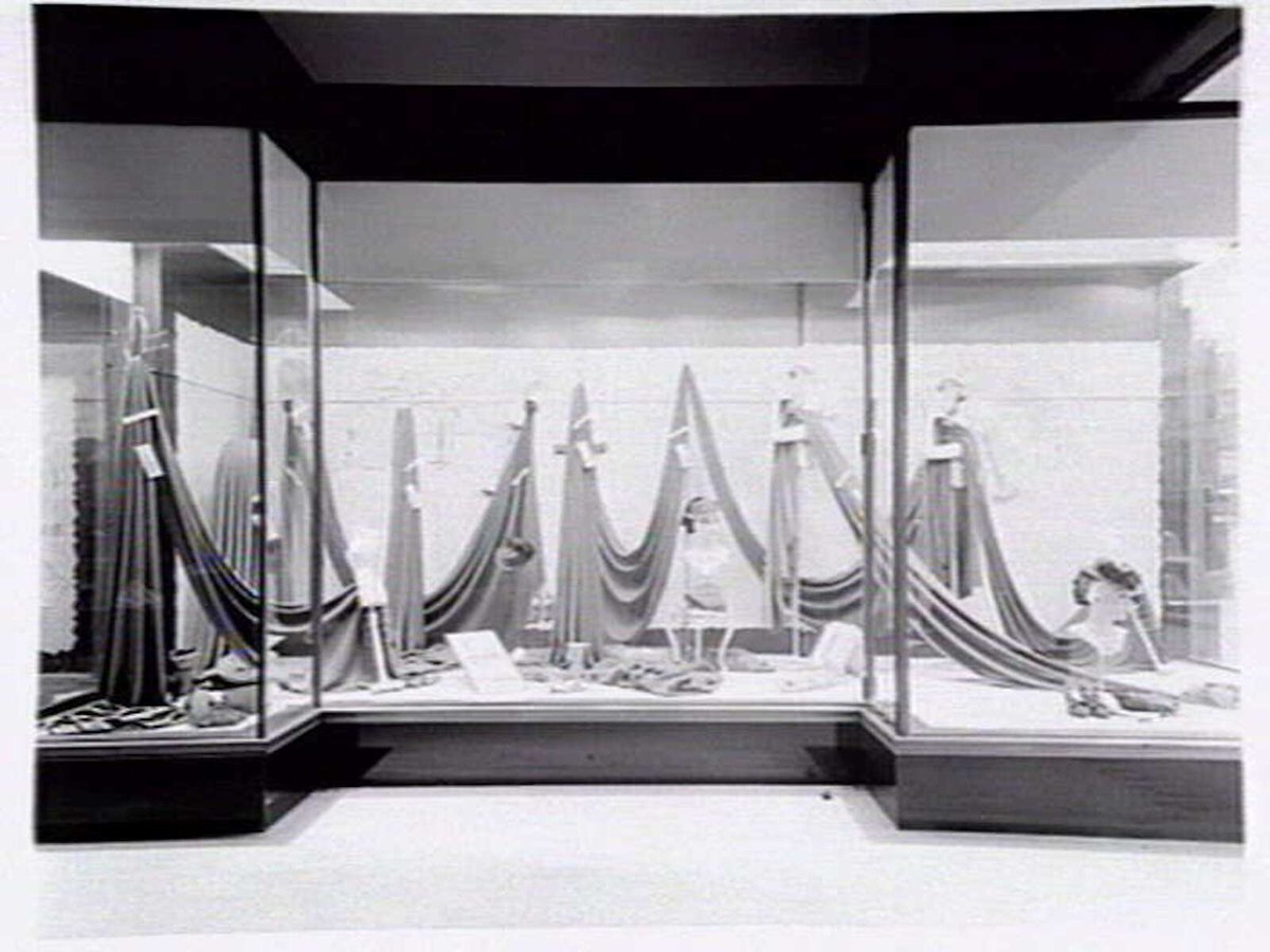Fabric display, shop window, Manton's Drapers, 226-36 Bourke Street, Melbourne, Melbourne City (c. 1940)