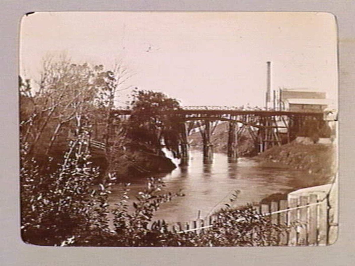 OLD STUDLEY PARK BRIDGE [Kew. A.P.M. Factory on north bank of Yarra River.] (1890–1910)