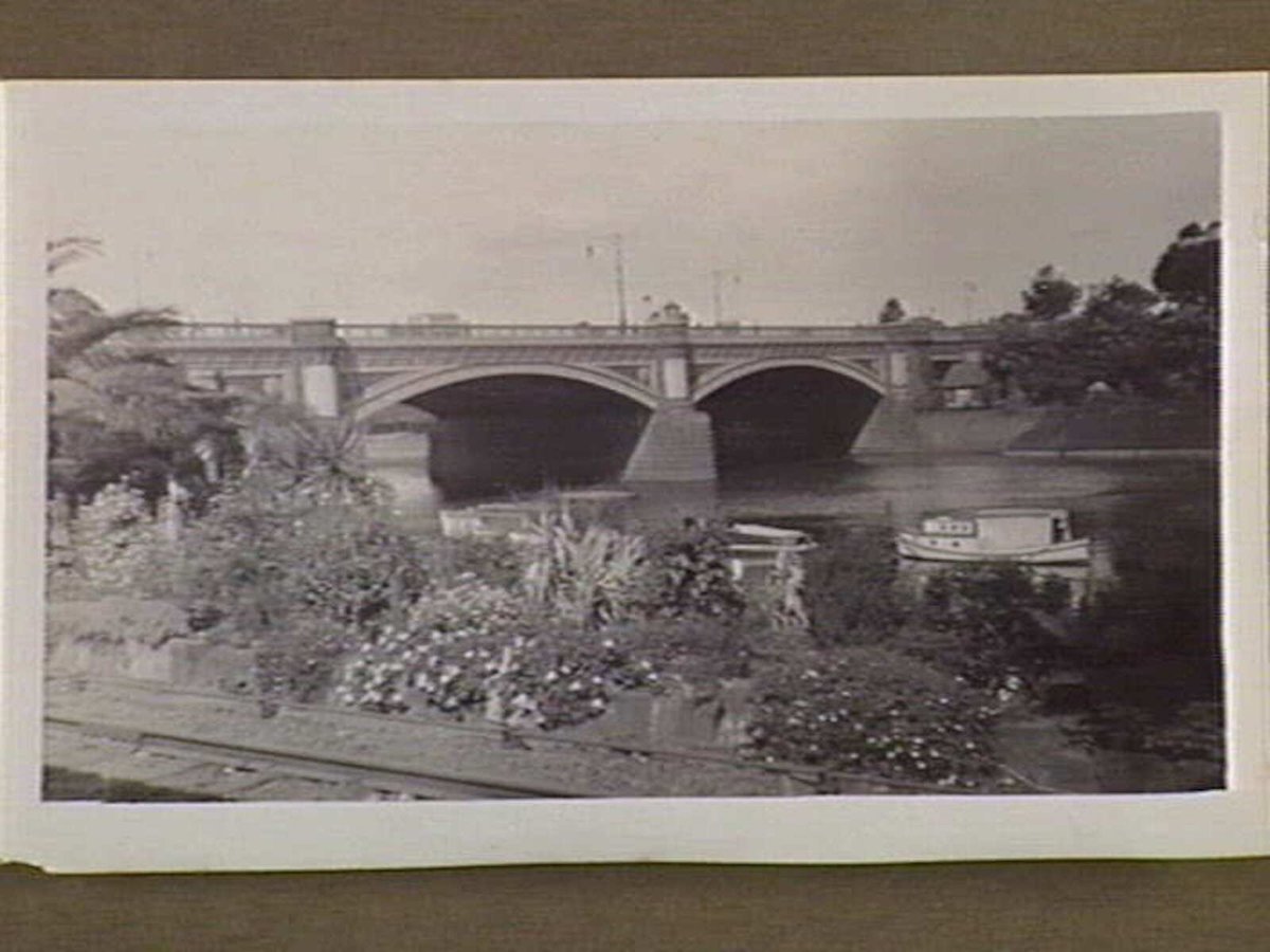 Princes Bridge [Melbourne], Melbourne City (c. 1924)