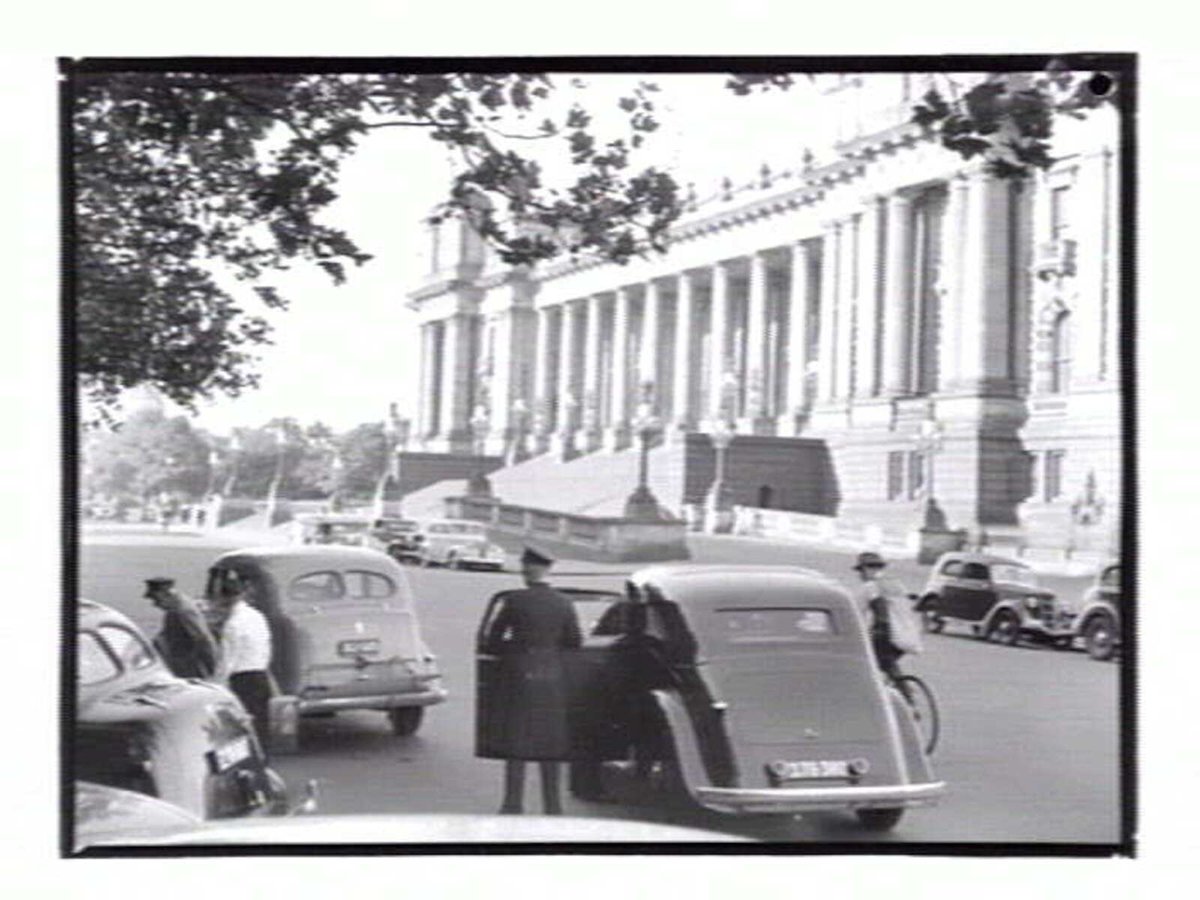 Parliament House, with chauffeurs helping owners from their cars outside the Windsor Hotel, East Melbourne (1936–39)