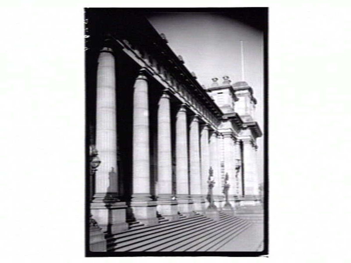 The steps of Parliament House, Melbourne, looking north, East Melbourne (1936–39)