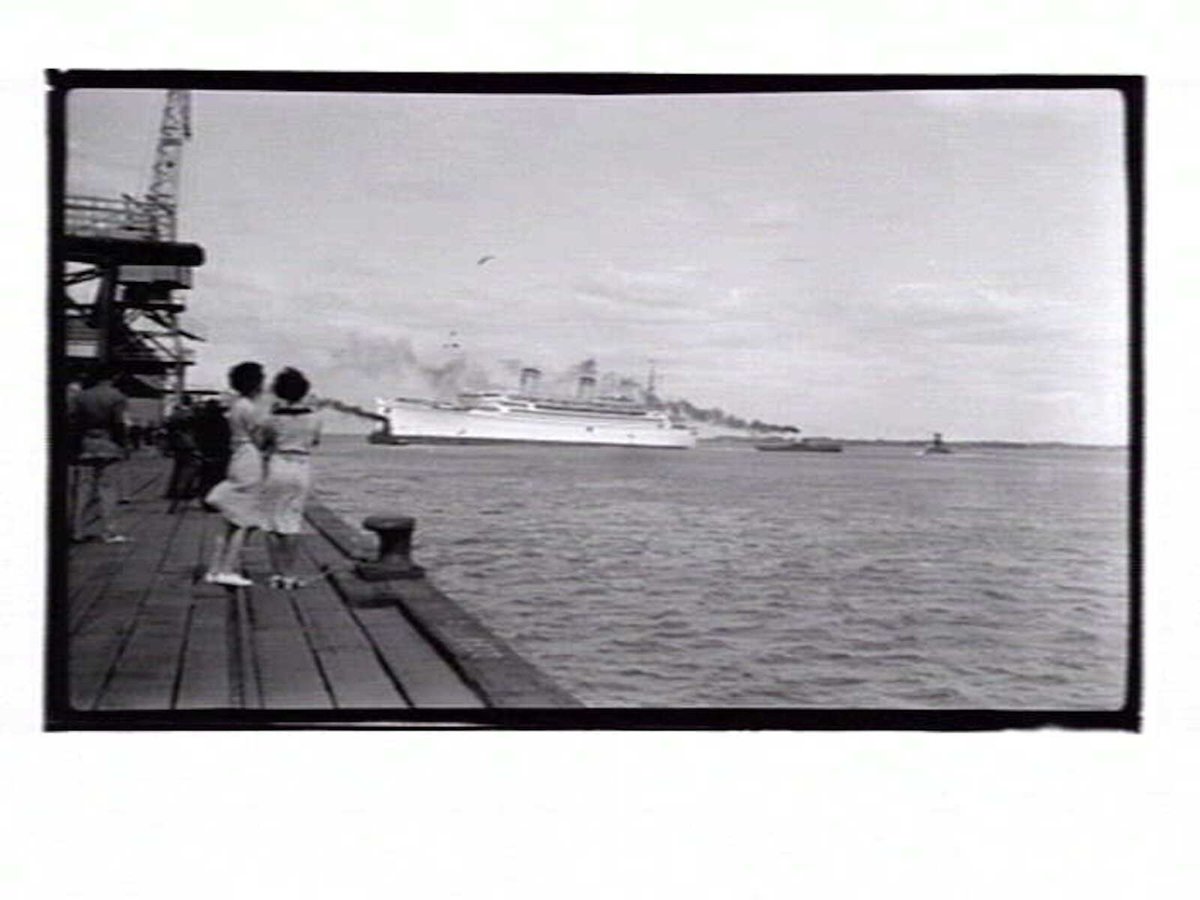 Departure of a Matson liner from Port Melbourne (1936–39)