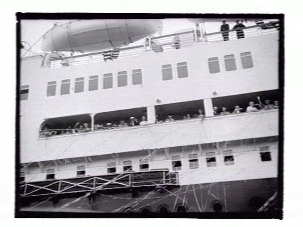 A departing ship, Princes Pier, Port Melbourne (1936–39)