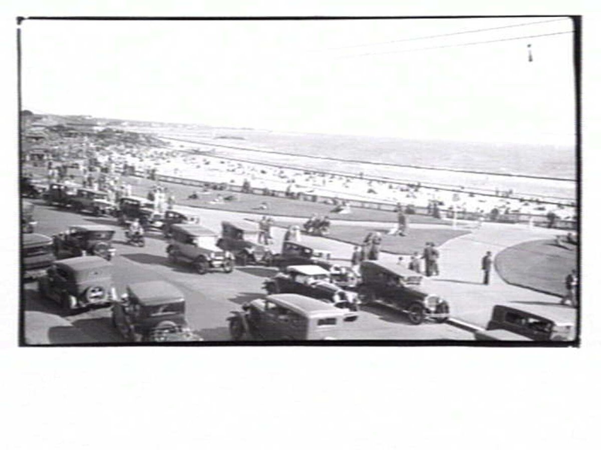 Cars on the St. Kilda Esplanade, St Kilda (1934–35)