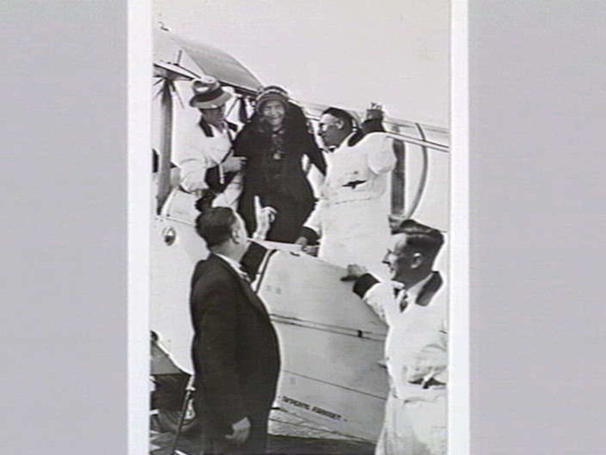 Mrs. Munro photographed ... on Sat. 17th from ESSENDON (c. 1937)