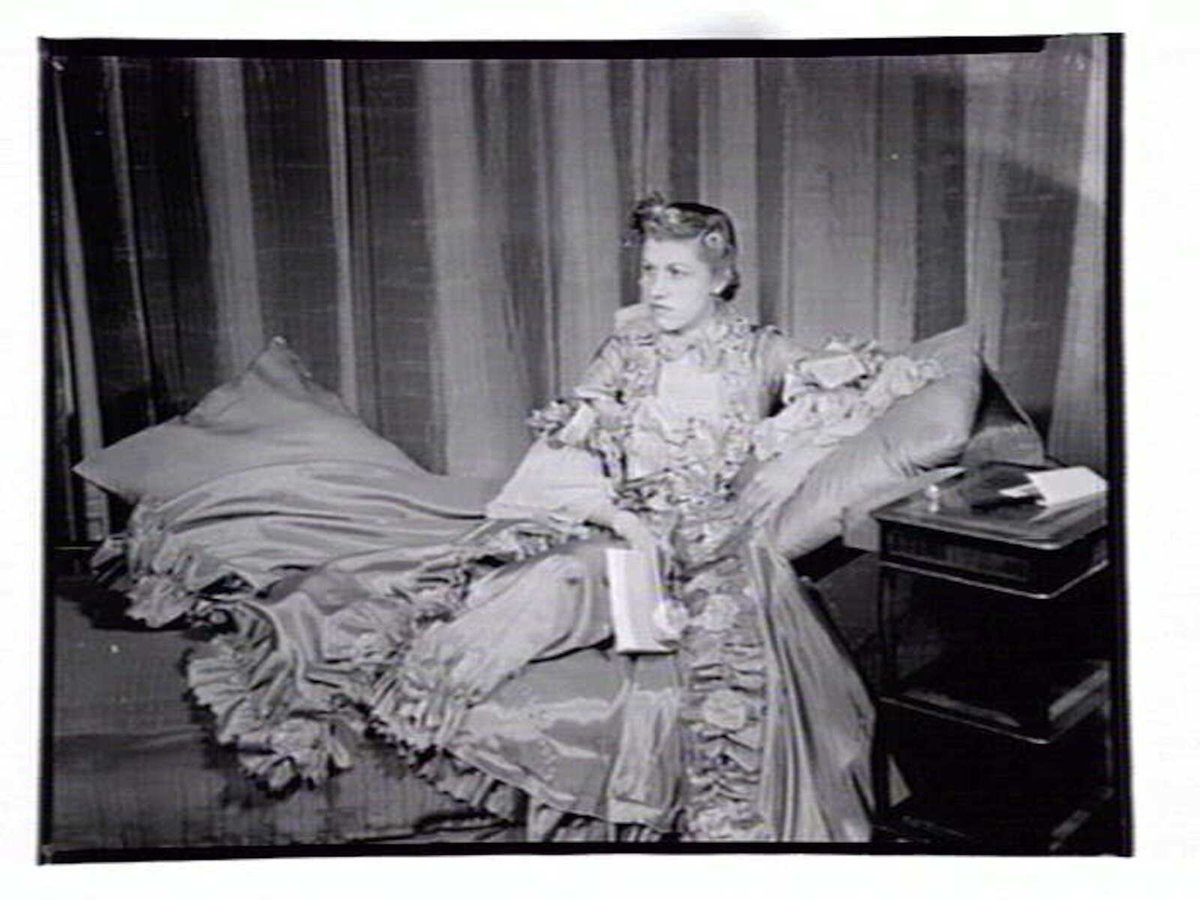 Whole-length portrait of a woman in costume for the Centenary Ball, Melbourne, 1934 (1930–40)