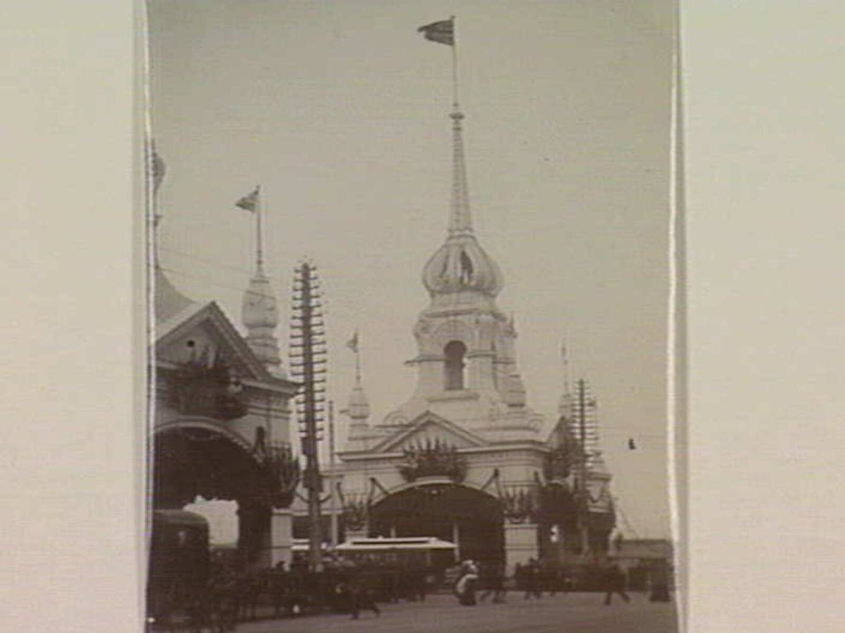 Flinders Street Railway Station, decorated for the occasion of the tour of the Duke and Duchess of York and Cornwall, Melbourne City (1901)