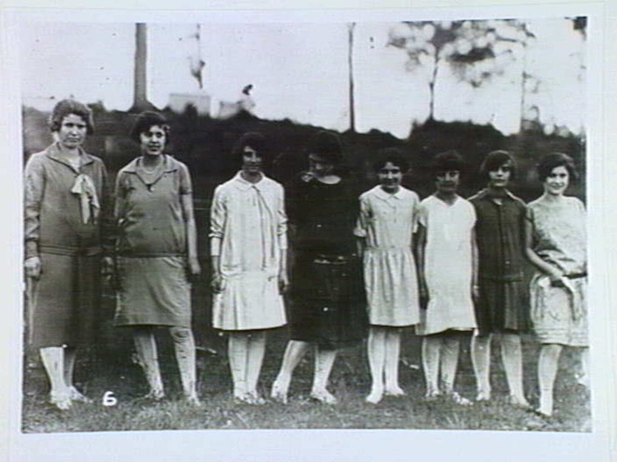 Women lined up for a footrace (Melbourne, 1928) during a community picnic