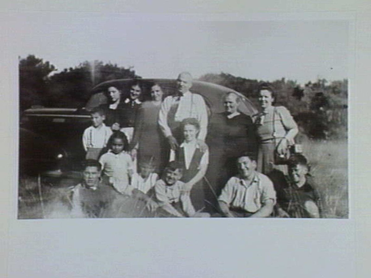 1948 - Panayota Zervos (with her sister Christella Kanis) and her family after their arrival in Australia (Melbourne)