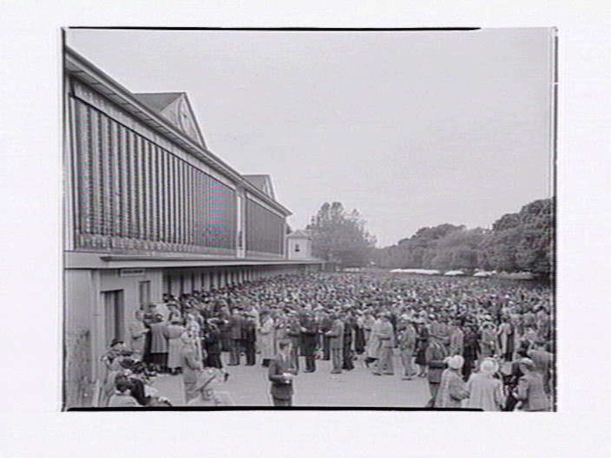 People placing bets at Flemington Racecourse (1949)