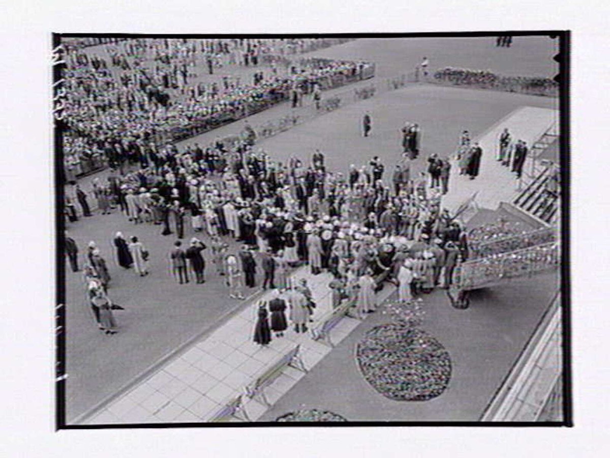 Officials and public near mounting yard at Flemington Racecourse, Melbourne Cup Day (1949)