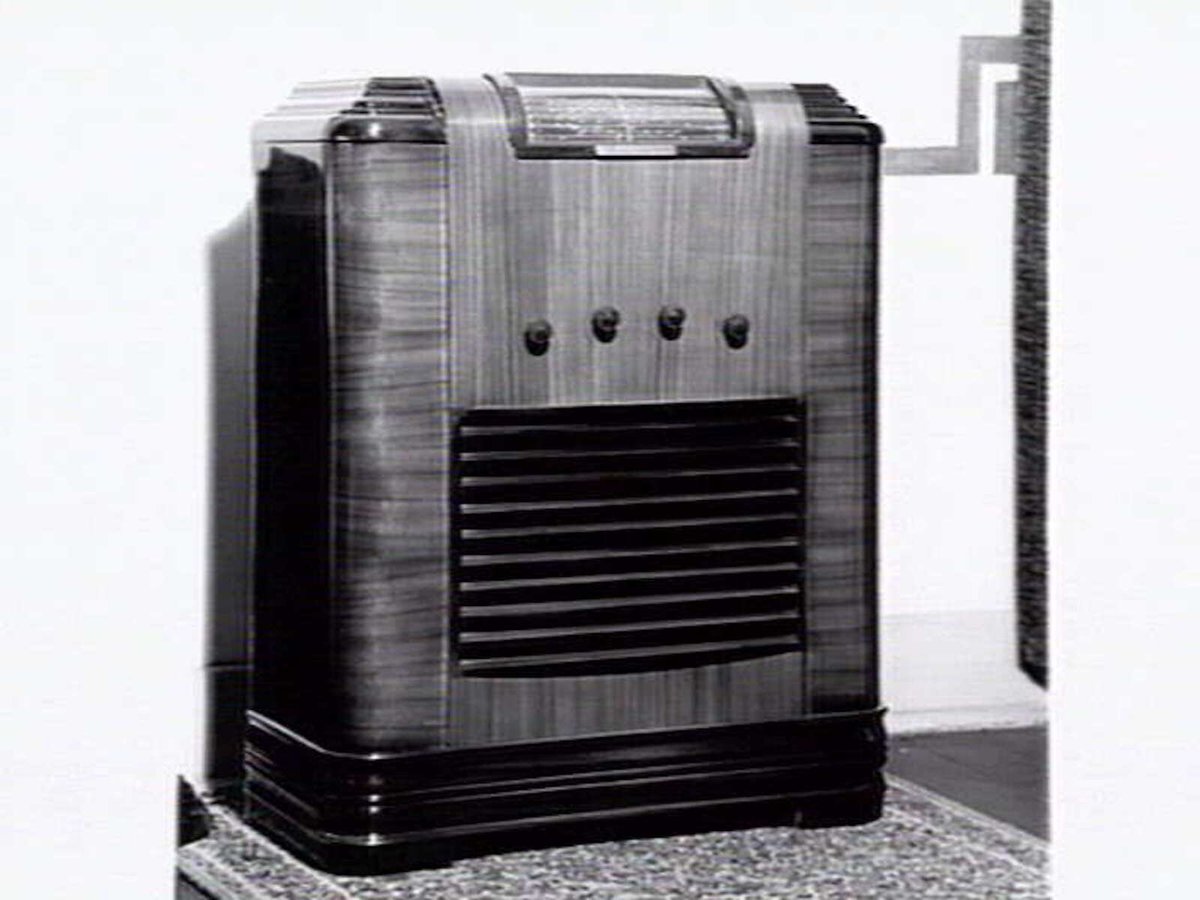 "Croydon" cabinet radio (c. 1940)