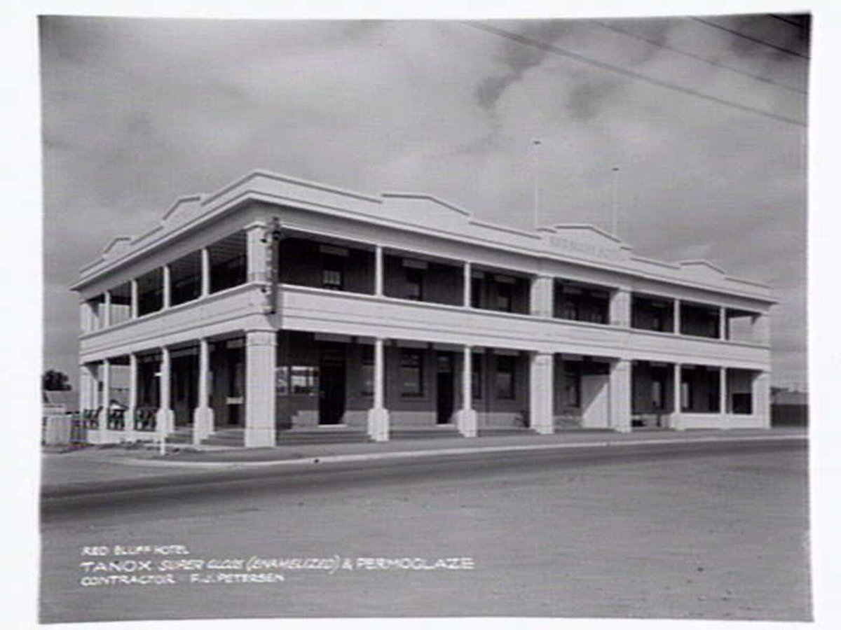 RED BLUFF HOTEL [Beach Road, Sandringham] (c. 1940)