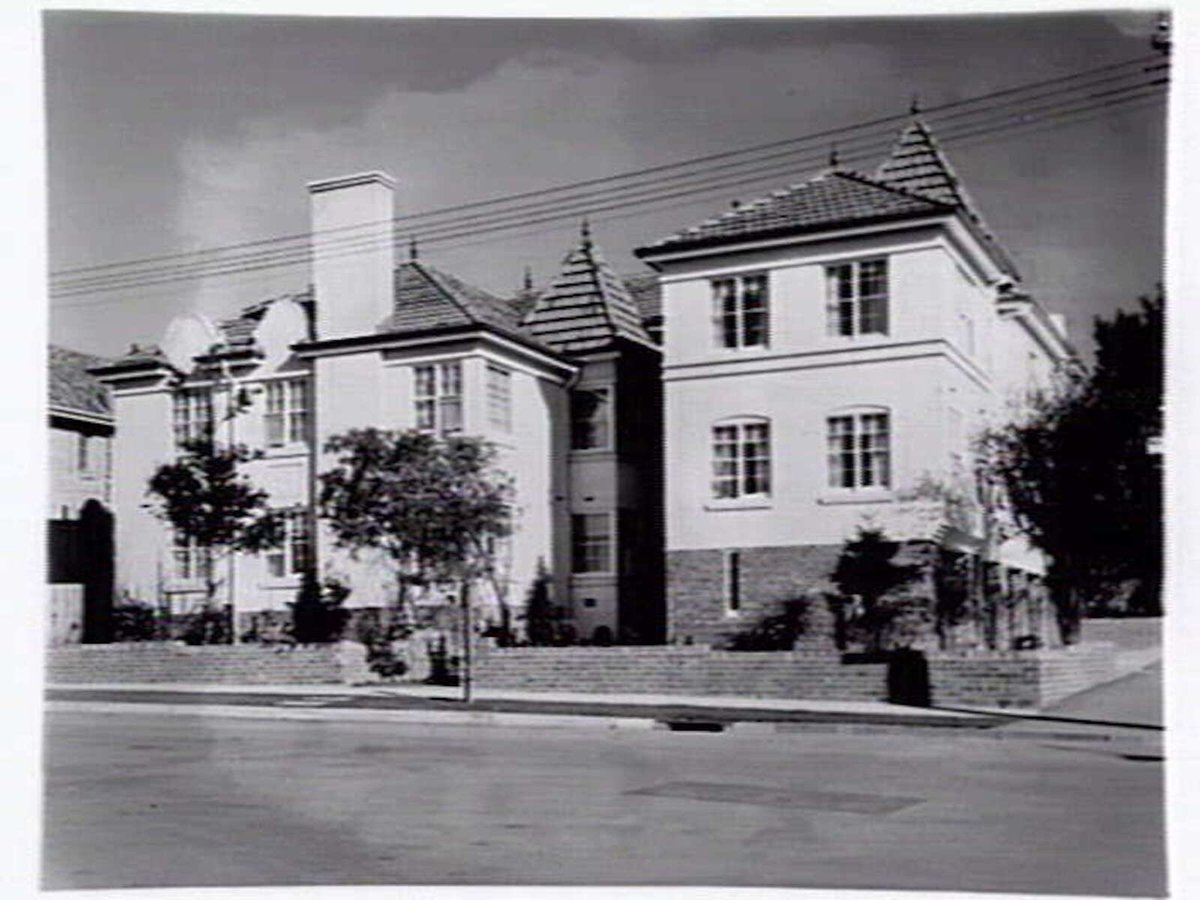 Mayfair Flats, 30 Washington Street, Toorak designed by Arthur Plaisted (c. 1941)