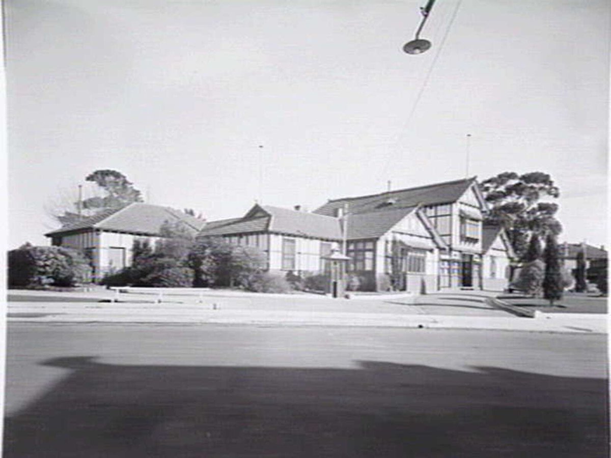 Central Park Kiosk, corner of Burke and Wattletree Roads, Malvern (c. 1943)